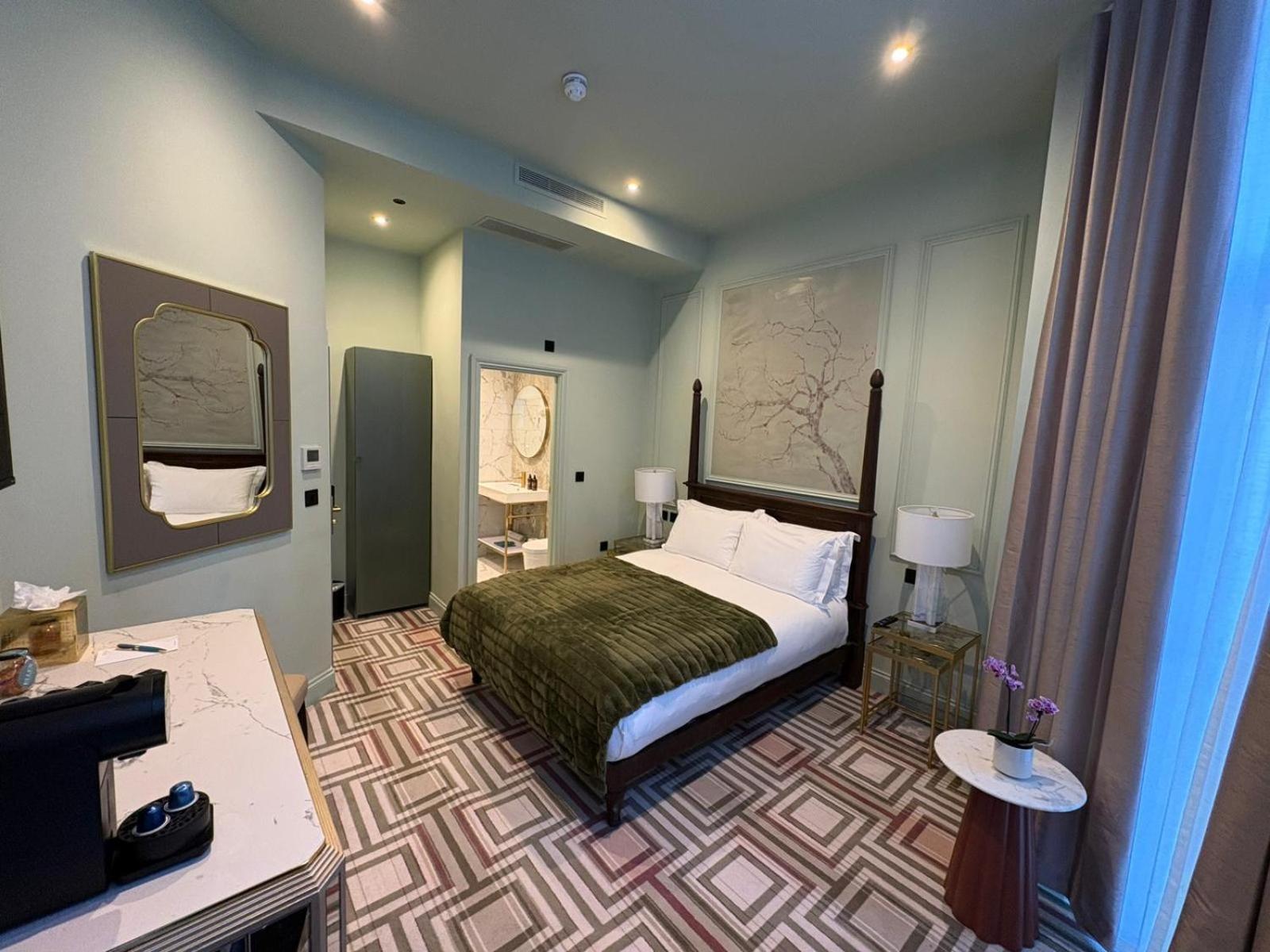Ellen Kensington 5*